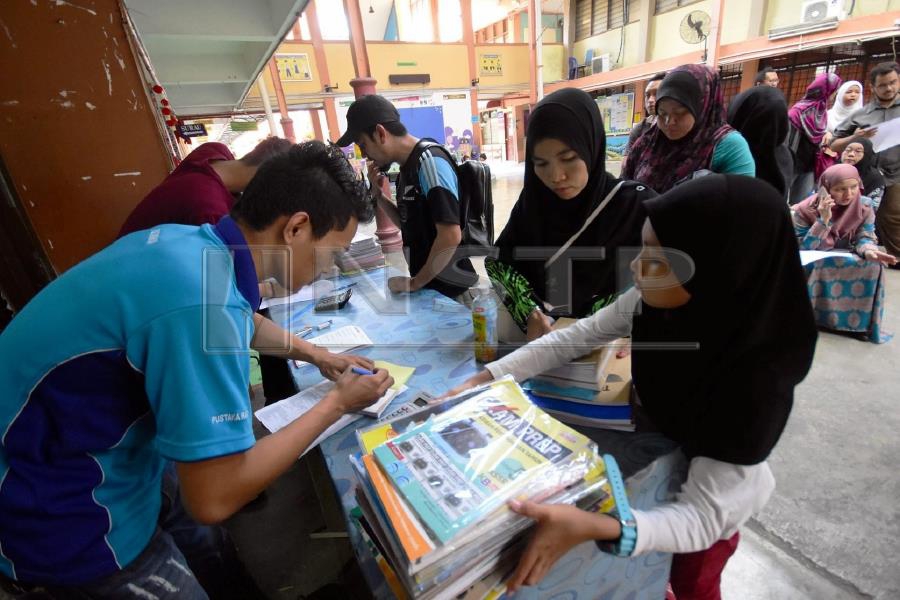 Parents of high school students have expressed displeasure over the Education Ministry’s announcement that science and maths textbooks for Dual Language Programme would only be available in March. - NSTP FILE PIC 