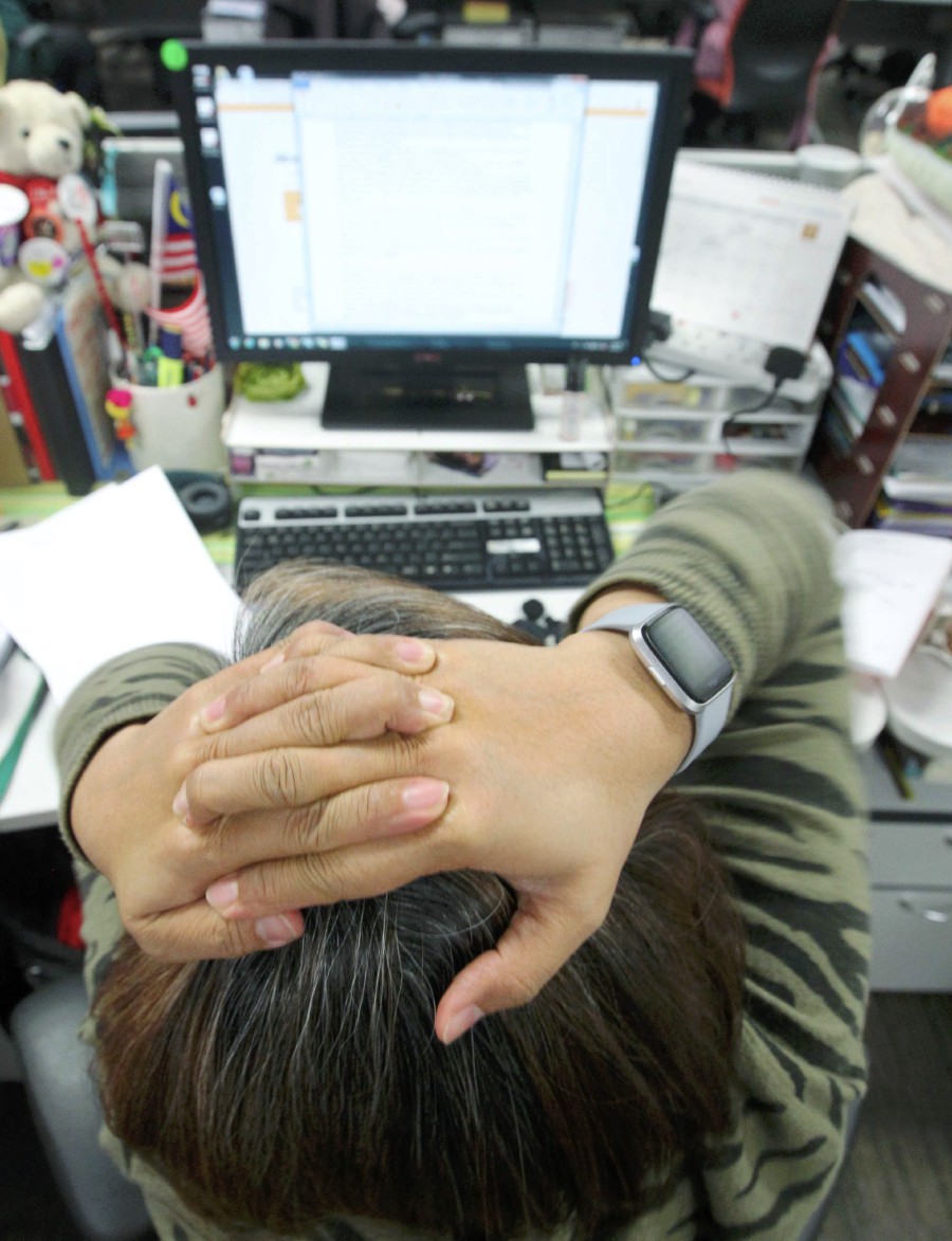 Burnout occurs as a result of a variety of factors that build up over a period of time, including lack of clarity at work, unfair treatment, lack of communication or proper directions, poor time management and compounding workplace issues. - NSTP/ROSDAN WAHID Pic