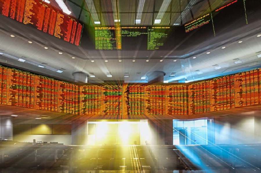 Bursa Malaysia ended morning trade higher after the FBM KLCI briefly revisited the 1,500 level driven by ongoing buying support in major stocks, particularly in the banking sector.