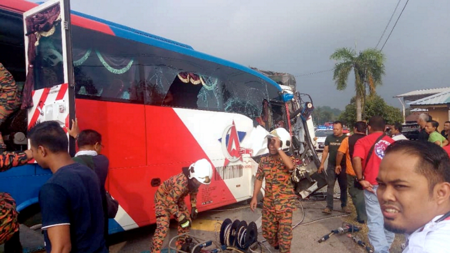 1 Dead, 3 Seriously Injured As Bus Rams Into Lorry Near Muar | New ...