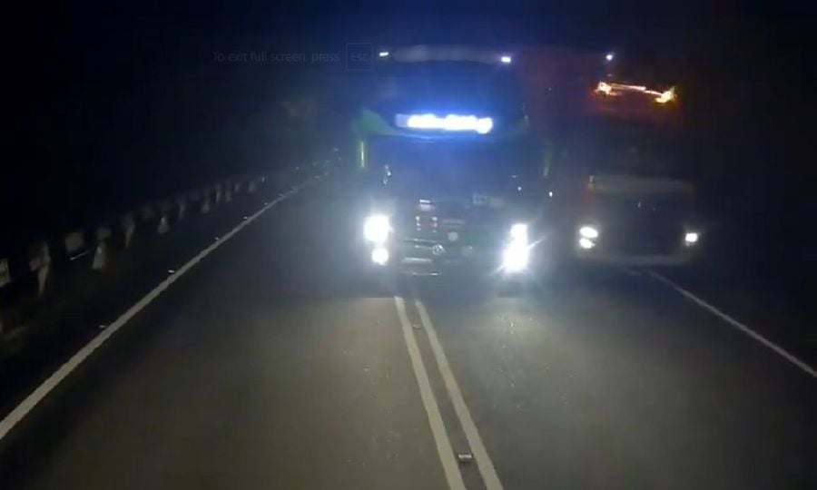 Netizens were furious yet satisfied to see an individual scolding an express bus driver for dangerously overtaking on a double line on a small two-lane road. - Video screenshot