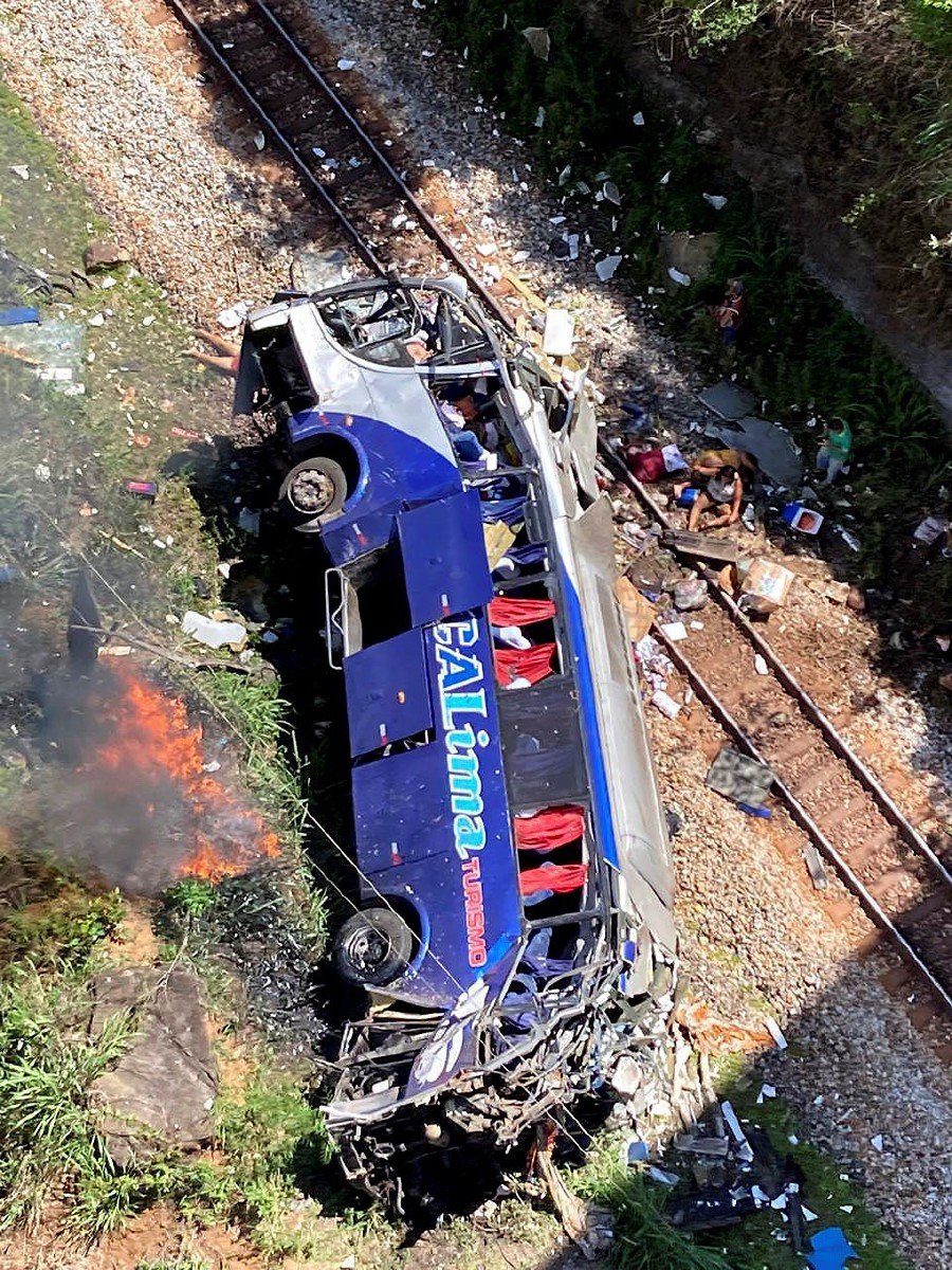 Bus Falls Off Brazil Viaduct, Killing 16 | New Straits Times | Malaysia ...