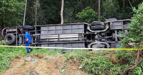 Overturned bus: Infant among those injured | New Straits Times