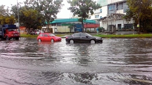  Heavy rain triggered flash floods in several areas on the mainland, including parts of Butterworth-Kulim Expressway. Traffic flow was slowed down significantly due to flooded roads. The water level receded about an hour later. pix courtesy of NST Reader 