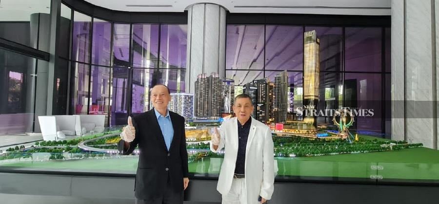 Tan Sri Dr. Lim Wee Chai, founder and executive chairman of Top Glove Corp Bhd, gives the i-City Golden Triangle scale model a thumbs up. Photo/Sharen Kaur