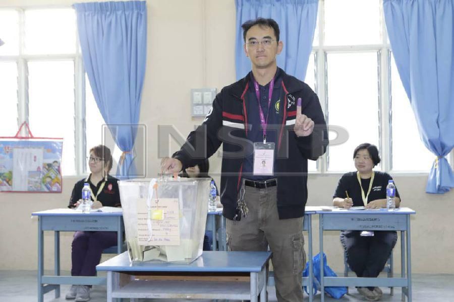 Independent candidate Wong Seng Yee cast his vote at SJK (C) Lembah Bertam, Cameron Highlands. - NSTP/AIZUDDIN SAAD