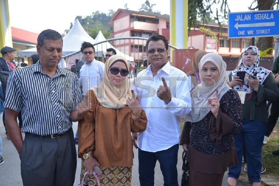 MyPPP president, Tan Sri M. Kayveas (2nd-right) gestures after casting his vote at SMK Sultan Ahmad Shah, Tanah Rata. - NSTP/Nasaruddin Parzi