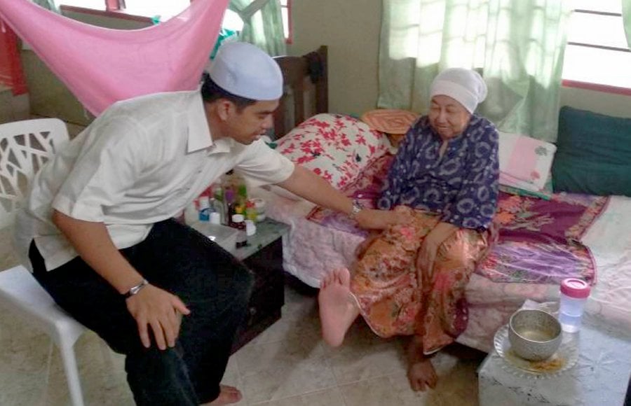 An hour of badminton or sepak raga keeps 42-year-old Dr Muhammad Nawar Ariffin in good form to face his hectic campaigning schedule ahead of the 14th General Election. NSTP