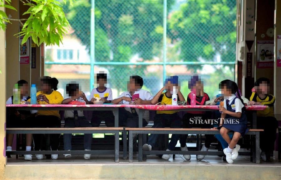 A DAP member of Parliament today told Pas and its allies in Perikatan Nasional (PN) to stop politicising the issue surrounding the operational period of school canteen during the fasting month. - NSTP file pic
