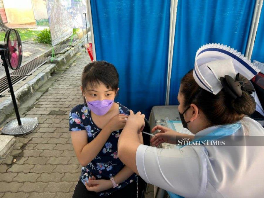  Carmen Leong Jia Wen, 11, among the earliest in Sabah received Covid-19 vaccine for children aged between 5 and 11. - Photo courtesy of Dr Benjamin Leong.  