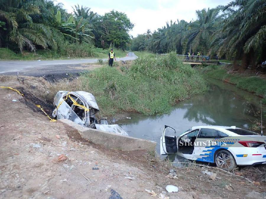 Two policemen were severely injured while the suspect they were chasing died after his vehicle burst into flames in Jalan Benteng, Parit Kongsi 4, Parit Jawa, Muar today.