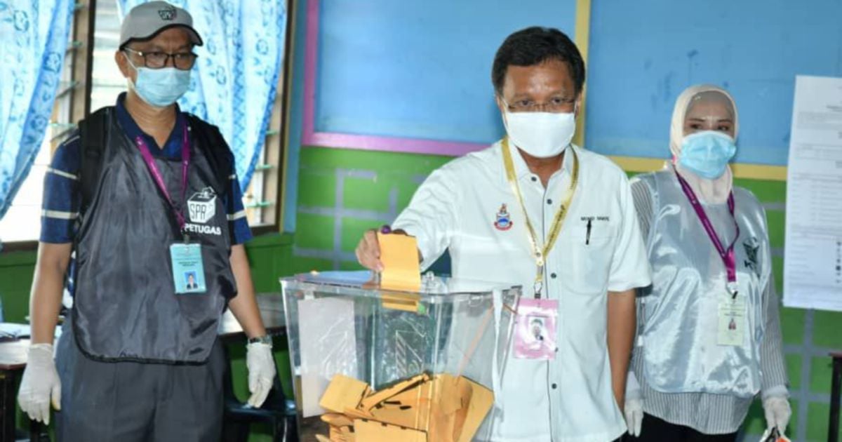 Sabah 2020: Shafie Apdal casts ballot in Semporna