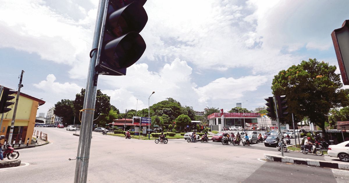 Motorists Cast Light On Bad Traffic Lights System