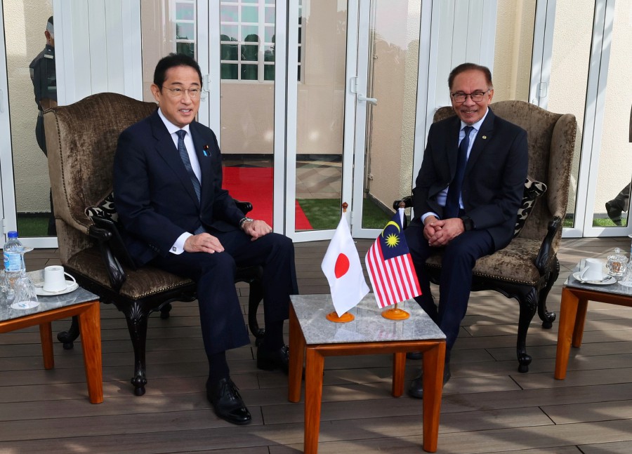 Prime Minister Datuk Seri Anwar Ibrahim with his Japanese counterpart Fumio Kishida at Kompleks Seri Perdana today. -- BERNAMA PIC