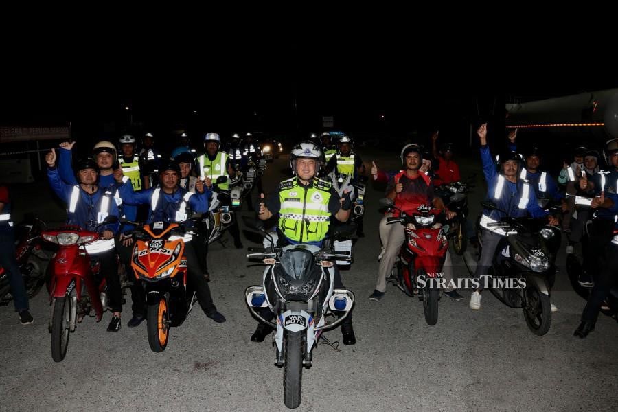 Terengganu police chief Datuk Mazli Mazlan (centre) with participants of the voluntary patrol scheme (SRS) on patrol at Kampung Seberang Takir. -- NSTP/GHAZALI KORI
