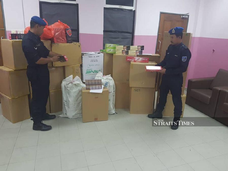 Some RM200,000 worth of contraband cigarettes were seized by marine police in Klang. -NSTP/V Shankar Ganesh