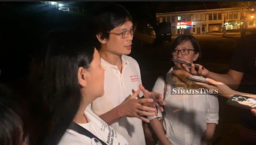 Teoh Beng Hock Association for Democratic Advancement chairman Ng Yap Hwa (centre) speaking to reporters after having his statement recorded last night. 
