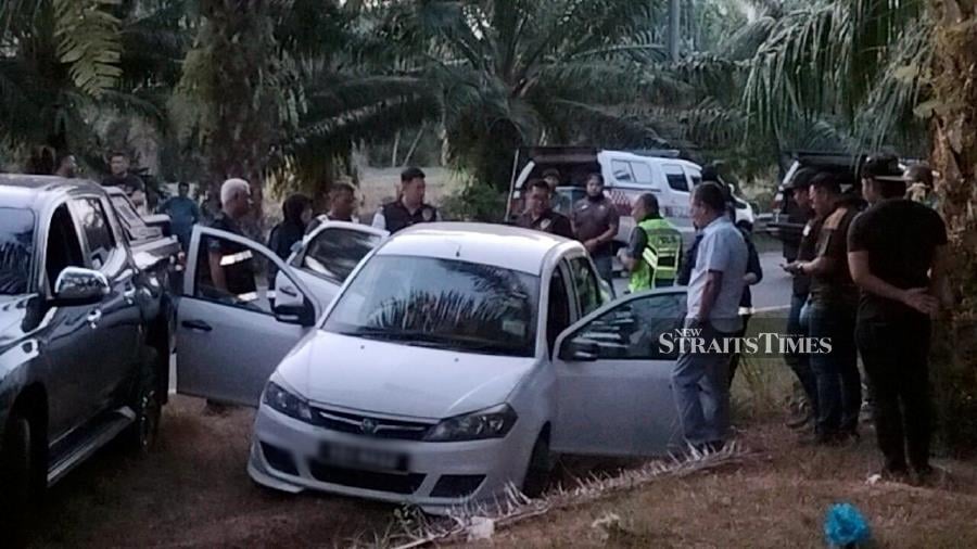 Police officers inspecting the vehicle driven by the suspect in Jalan Bukit Kechik, Napoh. -NSTP/ZULIATY ZULKIFFLI