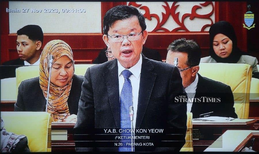 Penang Chief Minister Chow Kon Yeow speaking during the state assembly sitting in Lebuh Light, Georgetown. - NSTP/MIKAIL ONG
