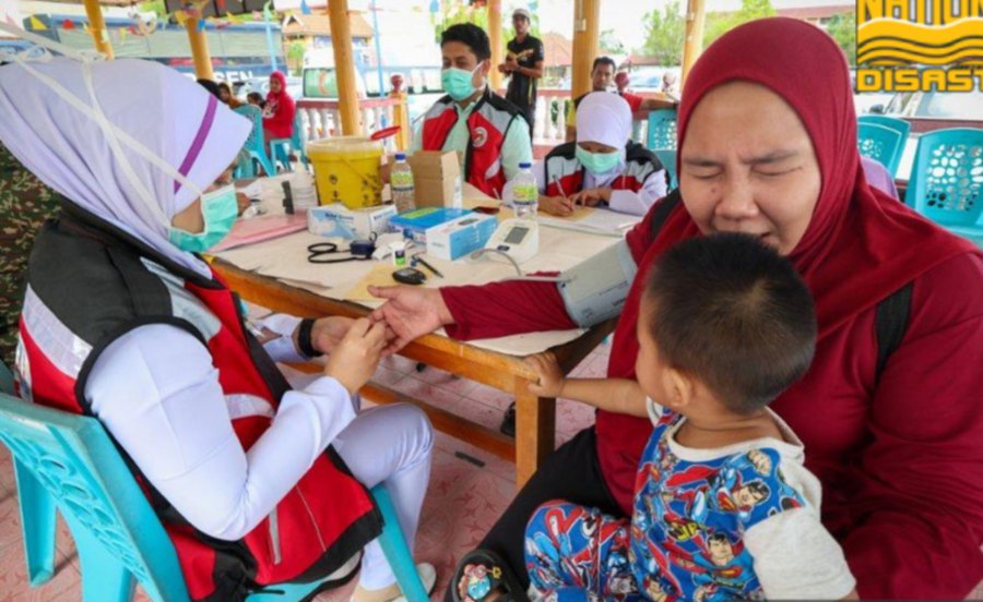 The provision of free health checks at the SK Sri Kiambang temporary relief centre here is a welcome relief for flood evacuees in need of minor medical treatment.- BERNAMA pic