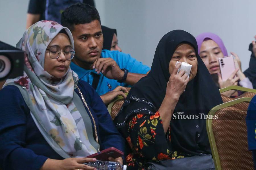Che Tom Hassan (right), mother of the missing Malaysian man, shed tears during the Eternal Ascent: Journey with the Malaysian Everest Expedition 2023 at Dewan Sri Pinang. - NSTP/DANIAL SAAD