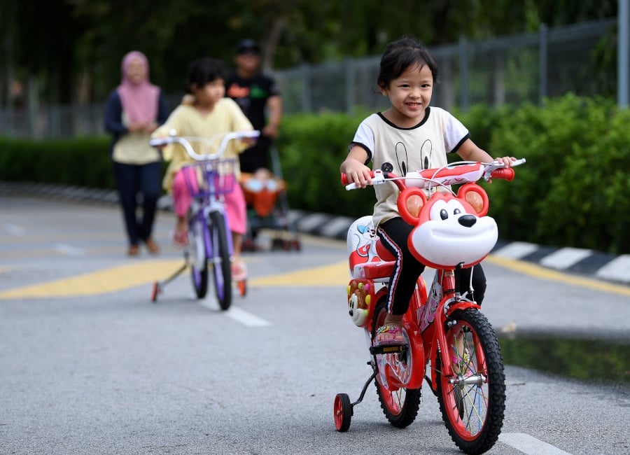 There are 32.69 million people in Malaysia, an increase of 0.4 per cent in the third quarter of 2020, compared to 32.56 million in the third quarter of 2019. - BERNAMA/File pic