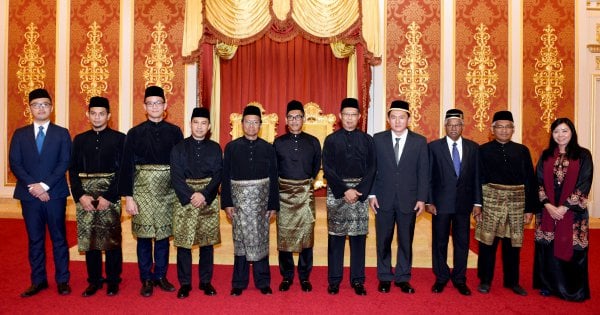 Ex-Perak MB among 10 sworn-in as state exco members [NSTTV] | New ...