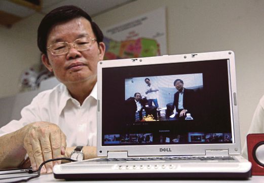  Local Government Committee chairman Chow Kon Yeow showing a video made by Penang Barisan Nasional chief Teng Chang Yeow on the demolition of Kaffa Cafe’s toilet extension in George Town yesterday. Pix by Zulaikha Zainuzman/ NSTP