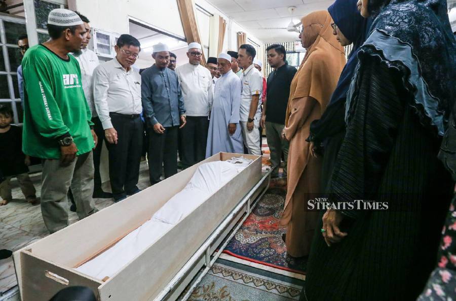 Penang Chief Minister Chow Kon Yeow (second from left) paying his last respects to Sungai Bakap assemblyman Nor Zamri Latiff’s family in Sungai Acheh today. NSTP/DANIAL SAAD