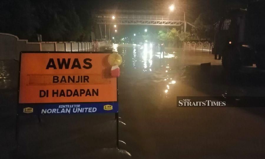 A view of a road in Bandar Chukai inundated with flood water. - NSTP/ZATUL IFFAH ZOLKIPLY