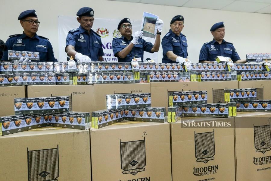 BUTTERWORTH: Penang Customs Department director Roselan Ramli (Centre) said the container containing over nine million sticks of contraband cigarettes worth RM7.92 million with taxes was detected at the North Port, Port Klang, about 10.40am on March 7 during a press conference at the Customs Department’s enforcement store at Bagan Jermal. — NSTP/DANIAL SAAD