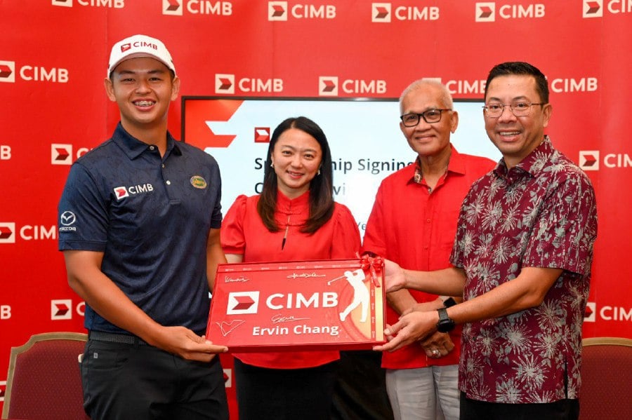From left: Golfer Ervin Chang, Youth and Sports Minister Hannah Yeoh, CIMB Group chairman Datuk Mohd Nasir Ahmad, and CIMB Chief Executive Officer (Group Consumer and Digital Banking) Effendy Shahul Hamid at the signing ceremony. - Pic courtesy from CIMB.