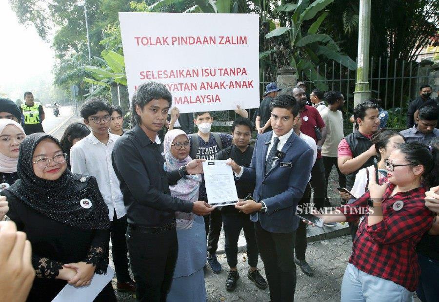 Activist Wong Kueng Hui from Muda submitted a memorandum to Muar MP, Syed Saddiq Syed Abdul Rahman, after marching with Muda members from Plaza Tugu Negara to the Parliament building to protest against the regressive and inhumane proposed amendments to the Federal Constitution regarding citizenship. Pic credit: NSTP/EIZAIRI SHAMSUDIN