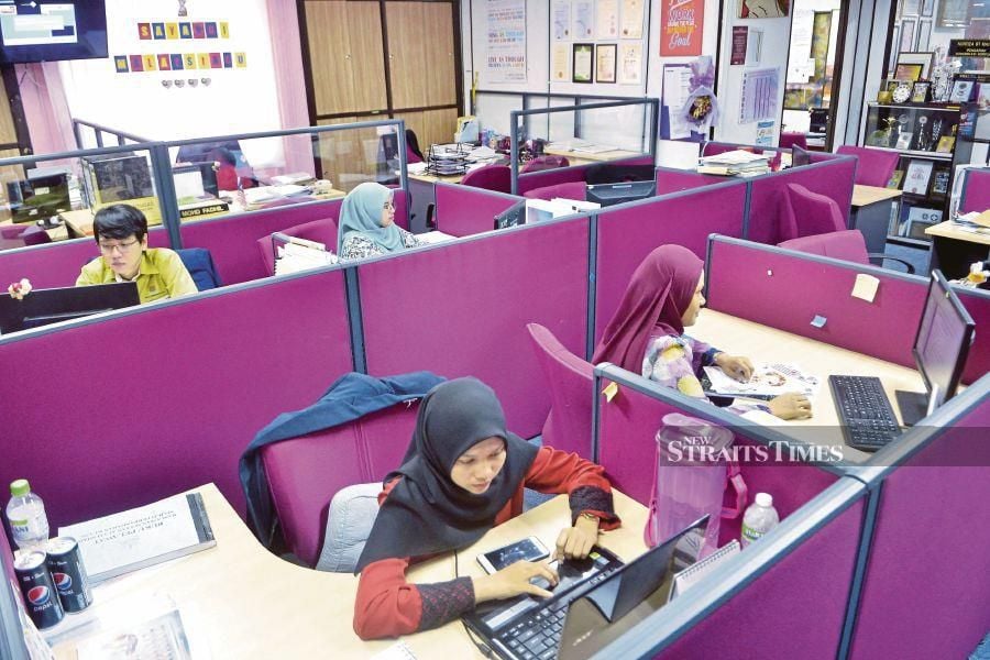 The recent plea from the Congress of Unions of Employees in the Public and Civil Services (Cuepacs) to hasten the salary increment for civil servants has stirred a mixed response among the public, a survey on Berita Harian’s Facebook page found. - NSTP file pic
