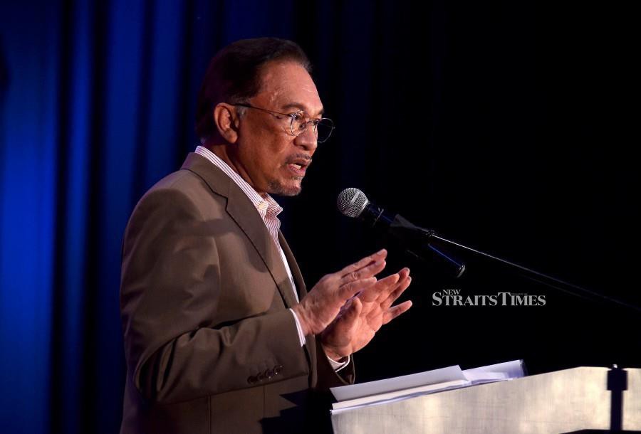 Datuk Seri Anwar Ibrahim sought to distance himself from 20 PKR central committee members calling for him to revoke the sacking of two of its members and apologise over the move which allegedly did not follow procedures. (BERNAMA)