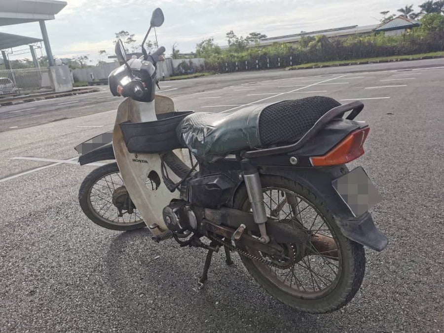 A senior citizen riding his motorcycle was killed after colliding with a dog near the Everwin Batu 11 supermarket, Jalan Serian / Kuching here, this morning. - NSTP/courtesy pf PDRM