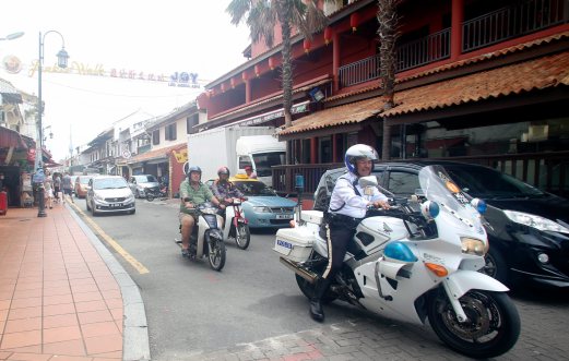 Parking tout asks RM5 from motorist who turns out to be a cop