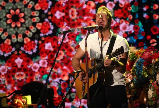 Coldplay Jay Z Shah Rukh Khan Perform At India Anti Poverty Concert
