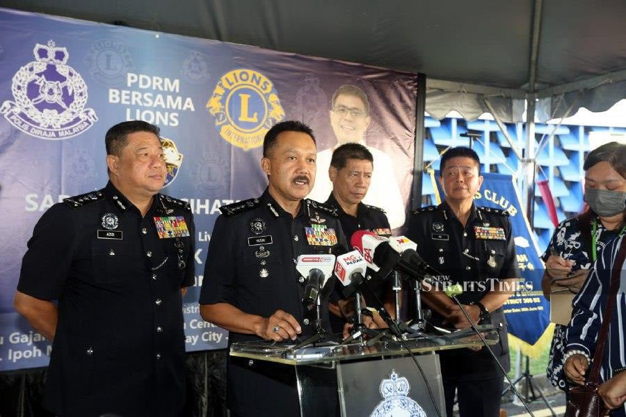 Perak police chief Datuk Seri Mohd Yusri Hassan Basri (centre) speaking to reporters during the Healthy Eating Active Living programme in Ipoh. -NSTP/L. MANIMARAN