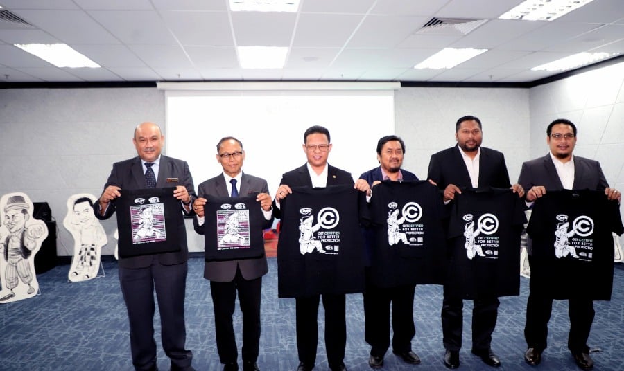 CR2U initiative launch gimmick. (From left) Sh. Arifin Sh. Mohd Noor, Assistant Head Director (Business Planning & Development) MyIPO; Kamal Kormin, Director General of MyIPO; Ts. Dr. Mohd Zuhan Mohd Zain, Chairman of MyIPO Prof.Madya Dr. Mazlan Ali, Member of the Corporation Muhamad Khairul Mohd Ali and Asmaaliff Abdul Adam is also a member of the Corporation.