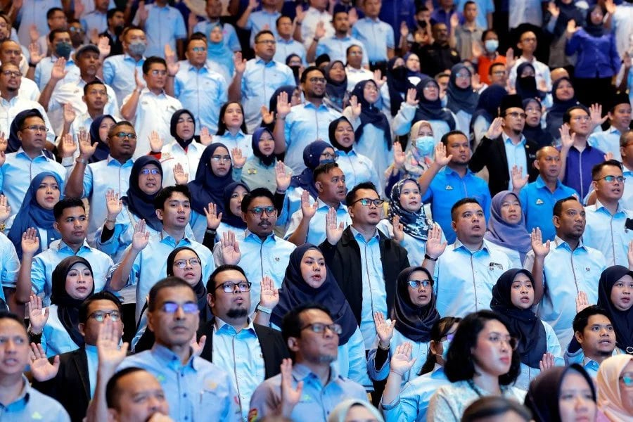 Close to 3,000 workers from government and private sectors, ministries as well as unions have gathered at the Putrajaya International Convention Centre for the national level Labour Day celebration on May 1, 2023. -BERNAMA PIC