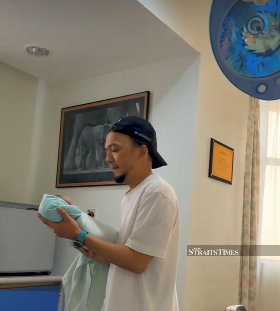 Singer and entrepreneur Ariz Ramli or Caprice is now the proud father of a cute little baby (Instagram capricedaddycap)
