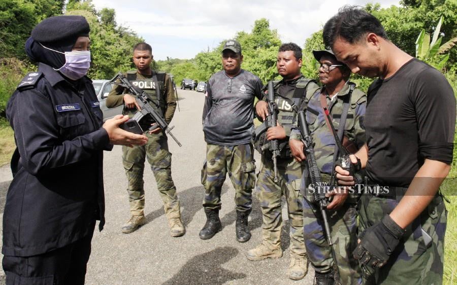 Perlis police chief Datuk Surina Saad (left) speaks to General Operations Force (PGA) personnel near the Malaysia-Thailand border in Padang Besar on Nov 24. -NSTP/AMRAN HAMID 