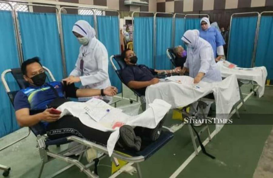 People donating blood during the ‘Derma Darah Keluarga Malaysia’ blood donation drive at the Kuala Rompin Hall in Rompin recently. - Pic by Zainal Aziz 