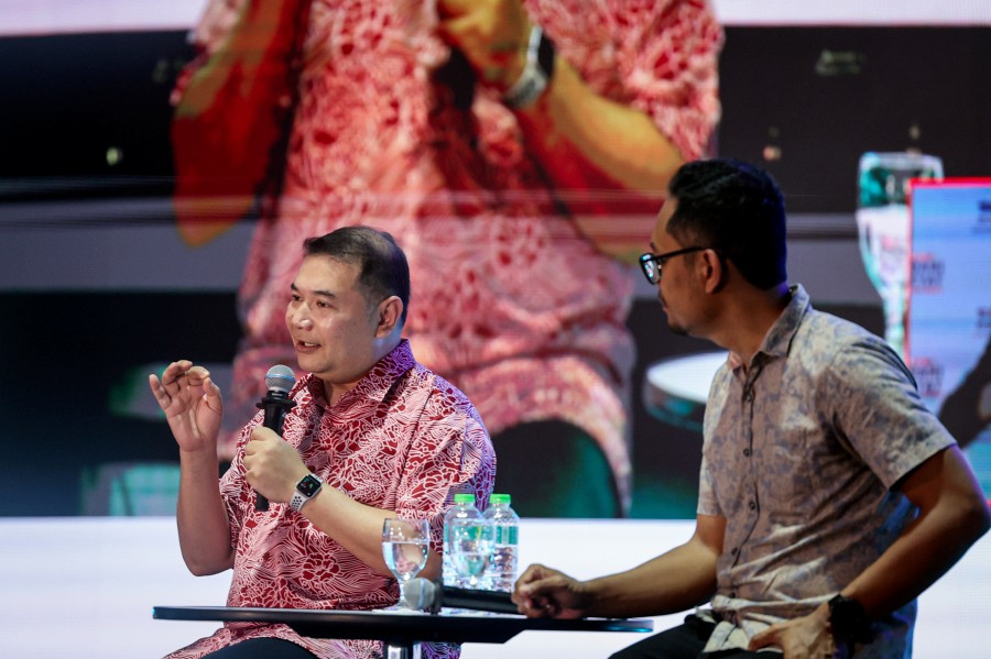 JOHOR BAHRU, 17 Ogos -- Menteri Ekonomi Rafizi Ramli (kiri) bercakap pada forum ‘Ask Minister Anything’ sempena Program MADANI Rakyat Zon Selatan di Universiti Teknologi Malaysia (UTM), hari ini. --fotoBERNAMA (2024) HAK CIPTA TERPELIHARA