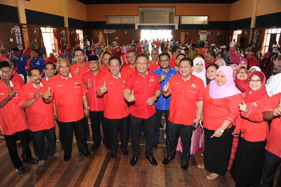 Umno strategic communications director Datuk Seri Abdul Rahman Dahlan (centre) reminded Umno members to stay true to the party’s constitution. Bernama pix. 