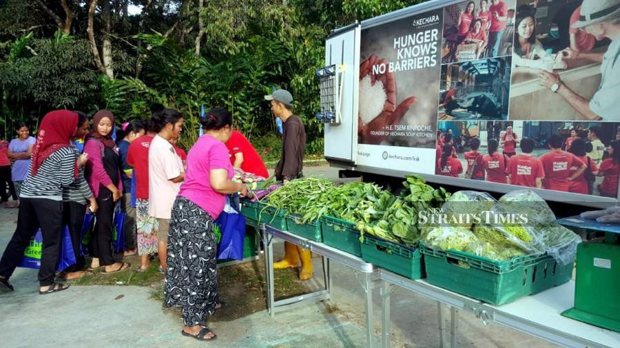Food distribution to the needy by Kechara Soup Kitchen. -NSTP/File pic