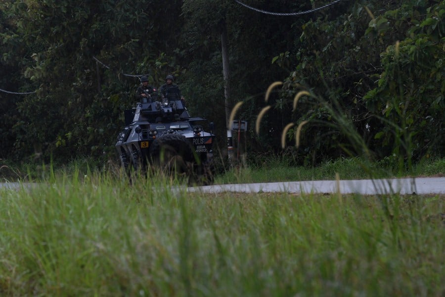 3rd Batalion General Operations Force (GOF) personnel onboard a Commando V-150 armoured vehicle make their rounds along the Malaysia-Thailand border near Padang Besar on Dec 1. -BERNAMA pic