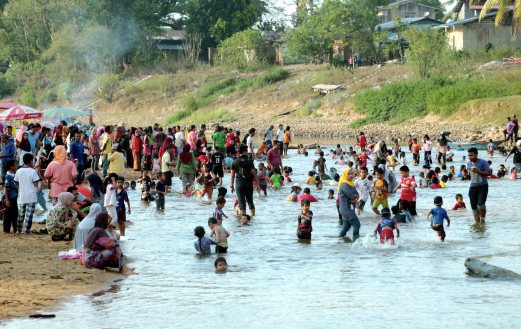 'Dangdut' picnics all the rage for Sungai Golok residents | New Straits ...