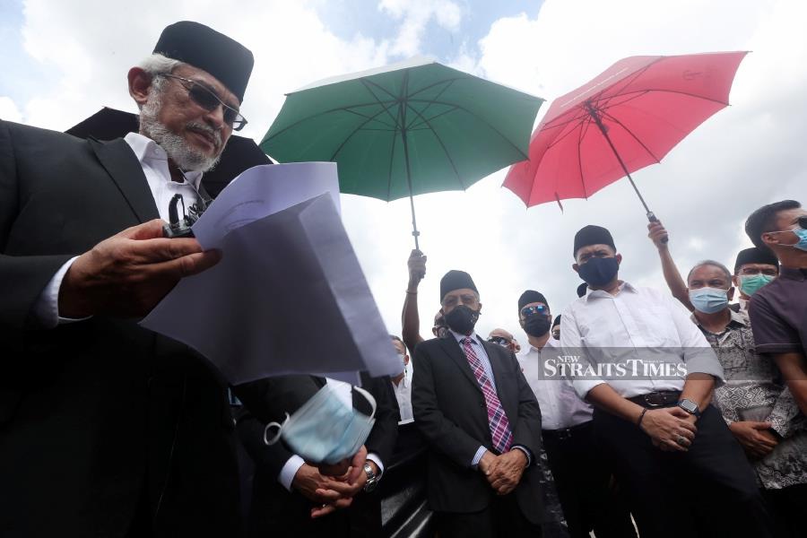 Parti Amanah Negara (Amanah) communications director Khalid Samad, who is also Shah Alam member of parliament and chairman of the committee, submitted the memorandum to the King’s representative at Gate 3 of Istana Negara. - NSTP/HAIRUL ANUAR RAHIM